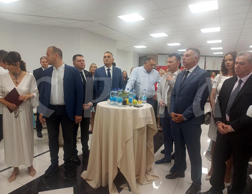 БАЊАЛУКА, 27. АВГУСТА /СРНА/ - Свечаним програмом у Народној и универзитетској библиотеци Републике Српске вечерас је у Бањалуци отворен 61. Кочићев збор, посвећeн великом српском књижевнику и народном трибуну Петру Кочићу.