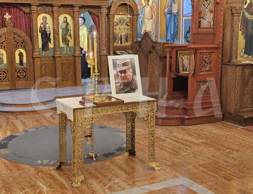 ИСТОЧНО САРАЈЕВО, 27. АВГУСТА /СРНА/ - Помен генералу Ратку Младићу служен је вечерас у Храму Светог свештеномученика Петра у Војковићима у Источној Илиџи у присуству великог броја грађана.