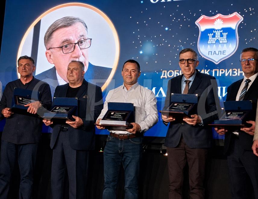ПАЛЕ, 27. АВГУСТА /СРНА/ - Повеља општине Пале, као највеће општинско признање уручена је  вечерас, уочи крсне славе општине - Велике Госпојине,   Влади Републике Српске за допринос у инфраструктурна улагања, као и за преузимање дуга Олимпијског центра "Јахорина", чиме је омогућена стабилност једног од најзначајнијих предузећа у овој локалној заједници.