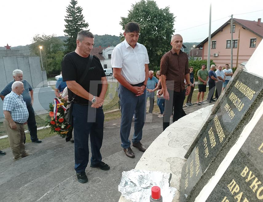 НОВИ ГРАД, 27. АВГУСТА /СРНА/ - У Добрљину код Новог Града вечерас је служен парастос, положени су вијенци и прислужене свијеће погинулим борцима Војске Републике Српске /ВРС/ и цивилним жртвама рата.