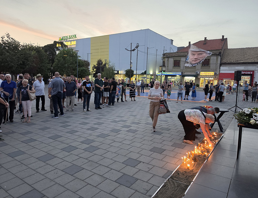 БИЈЕЉИНА, 27. АВГУСТА /СРНА/ - Грађани Бијељине вечерас су на Тргу запалили свијеће поводом смрти генерала Ратка Младића.