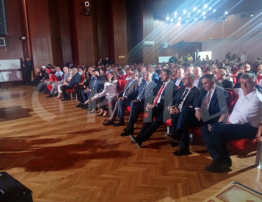 ДЕРВЕНТА, 28. АВГУСТА /СРНА/ - На свечаној сједници Скупштине града Дервента, поводом обиљежавања Дана града и славе Саборног храма Успења Пресвете Богородице – Велике Госпојине, додијељена су признања заслужним појединцима и установама.