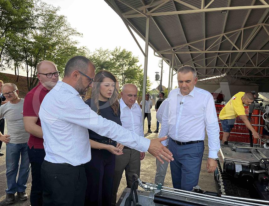 ПЕЛАГИЋЕВО, 28. АВГУСТА /СРНА/ - Фирма "Агро-фарм" из Пелагићева је доказ да се у Републици Српској може градити породична производња, изјавила је данас министар пољопривреде, шумарства и водопривреде Анђелка Кузмић након отварања новог производног објекта за тов пилића у овом предузећу.