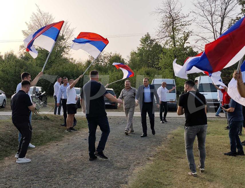 ГРАДИШКА, 28. АВГУСТА /СРНА/ - СНСД током 30 година постојања 25 година води Републику Српску и многи су тиме задовољни, био је изложен разним притисцима али није дозволио да разочара српски народ, рекао је данас лидер странке Милорад Додик.