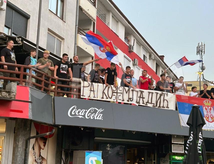 ПРЊАВОР, 29. АВГУСТА /СРНА/ - Становници Прњавора одали су почаст некадашњем команданту Главног штаба Војске Републике Српске генералу Ратку Младићу, који је преминуо у притворској болници у Хагу.