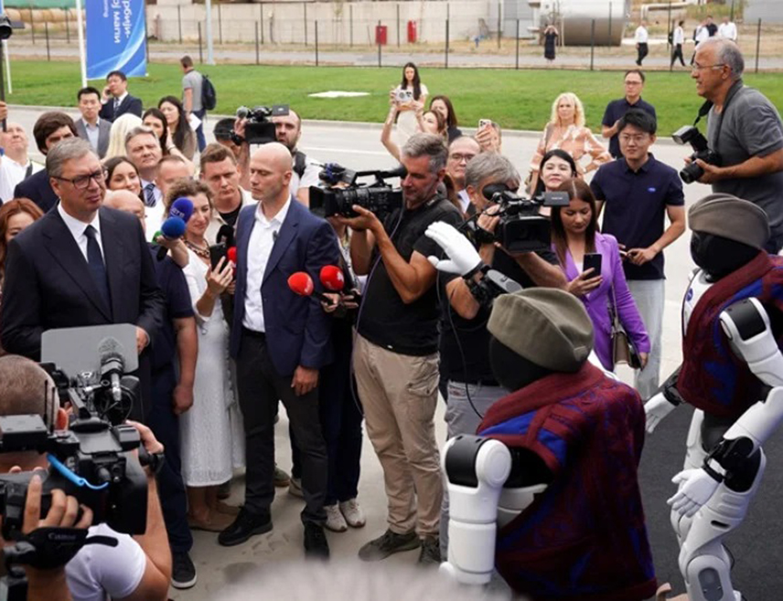 БЕОГРАД, 29. АВГУСТА /СРНА/ - Предсједник Србије Александар Вучић отворио је у Шапцу прву фабрику хуманоидних робота у Србији, али и Европи, те најавио да ће већ за 15 дана бити представљена прва употреба робота за Војску Србије.