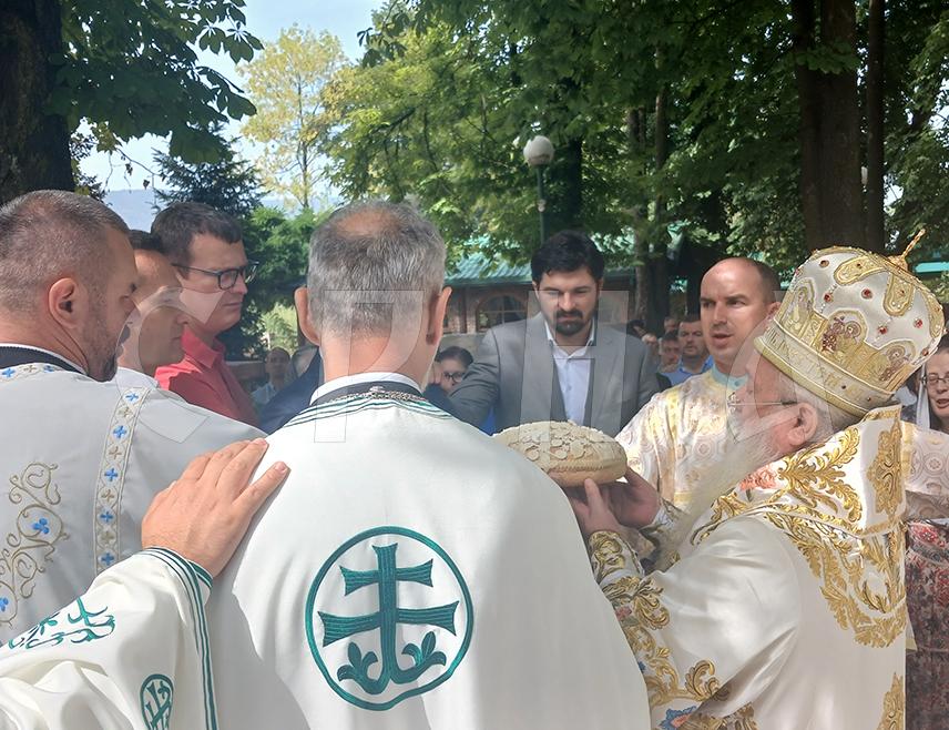 ИСТОЧНА ИЛИЏА, 29. АВГУСТА /СРНА/ - Његово високопреосвештенство митрополит дабробосански Хризостом служио је данас Свету архијерејску литургију поводом славе Храма Нерукотвореног образа Христовог на Кули у Источној Илиџи у присуству великог броја вјерника.