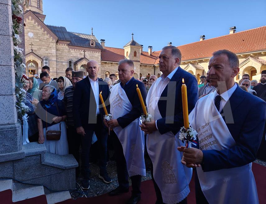 ГРАДИШКА, 30. АВГУСТА /СРНА/ - Предсједник Милорад Додик присуствовао је у манастиру Карановац у Кијевцима код Градишке освештању звона за саборни манастирски храм.