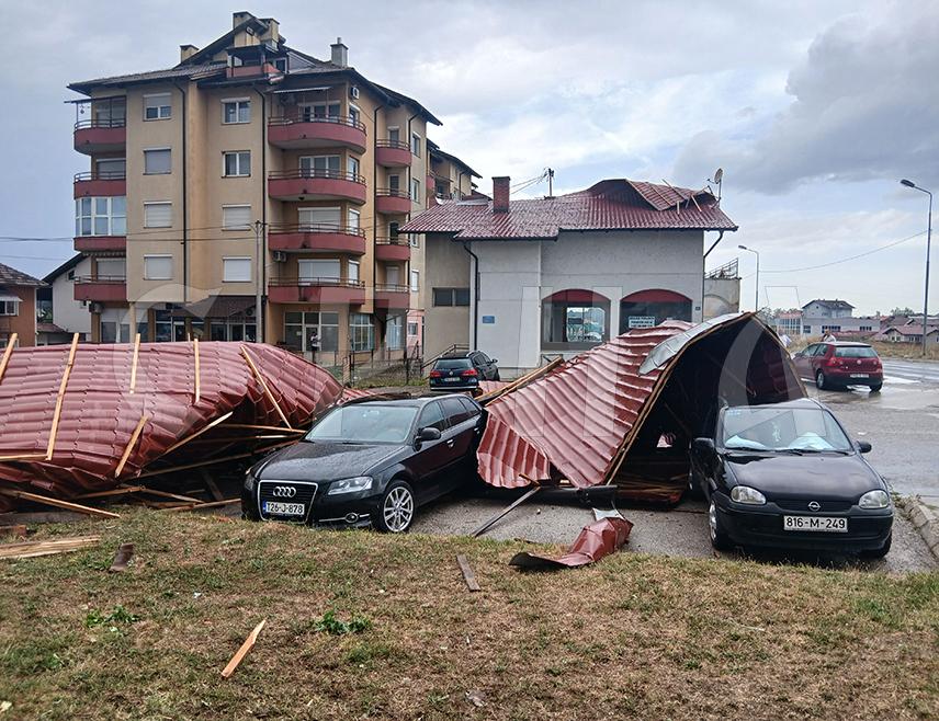 ПРЊАВОР, 29. АВГУСТА /СРНА/ - У олујном невремену праћеном јаким вјетром, кишом и градом које је данас захватило Прњавор оборена стабла оштетила су одређени број аутомобила, штету је претрпјело неколико кровова стамбених објеката, а цијели град је остао без струје.