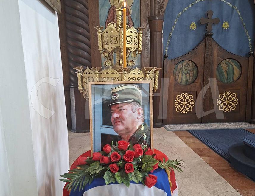 ШАМАЦ, 30. АВГУСTА /СРНА/ - У Цркви Рођења Пресвете Богородице у Обудовцу данас је служен парастос и одата почаст генералу Ратку Младићу, који је преминуо у 84. години у притворској болници у Хагу.