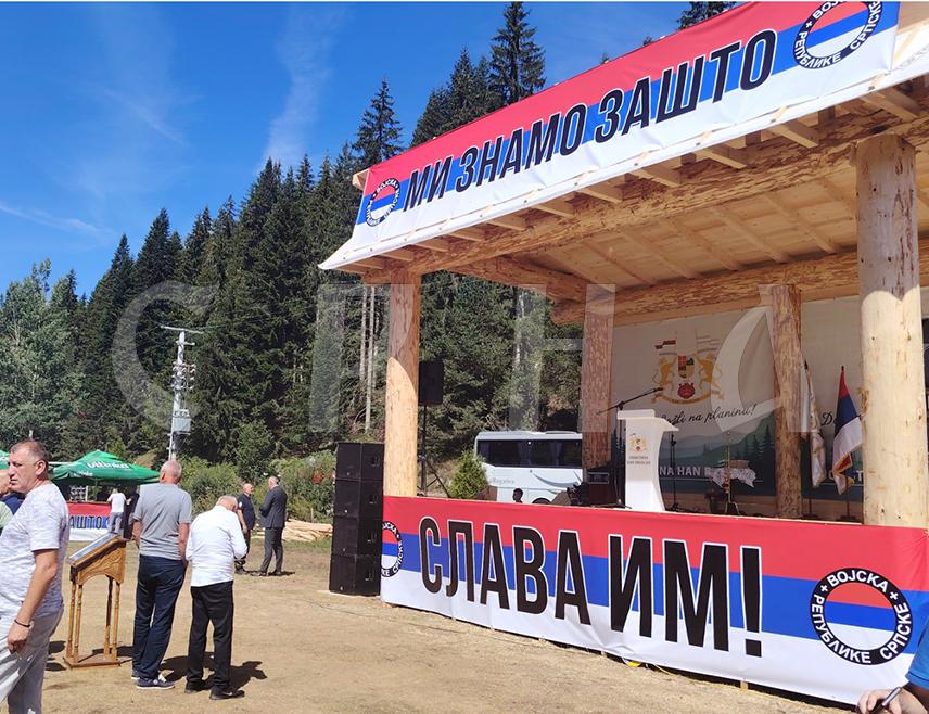 ХАН ПИЈЕСАК, 30. АВГУСТА /СРНА/ - Неколико хиљада људи из свих крајева Републике Српске стигло је у Комницу код Хан Пијеска, гдје ће данас бити одржан Сабор демобилисаних бораца Војске Републике Српске.