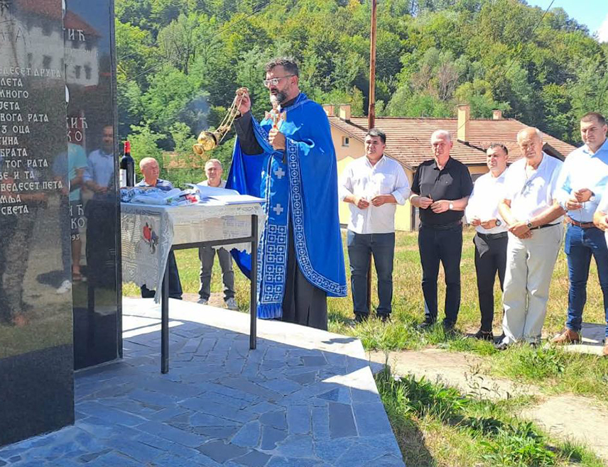 ЛОПАРЕ, 30. АВГУСТА /СРНА/ - У Цркви Светог Јована Крститеља у Тобуту код Лопара служена је Света литургија, а потом испред споменика парастос борцима погинулим у протеклом Одбрамбено-отаџбинском рату.