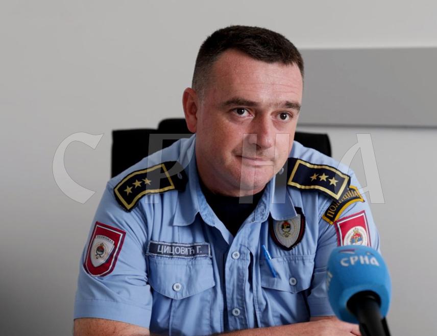 ПАЛЕ, 31. АВГУСТА /СРНА/ - Припадници Полицијске управе Источно Сарајево ће од сутра, првог дана нове школске године, у близини основних школа појачано контролисати и регулисати саобраћај с циљем повећања безбједности ђака, рекао је Срни командир Полицијске станице за безбједност саобраћаја Пале Горјан Цицовић.