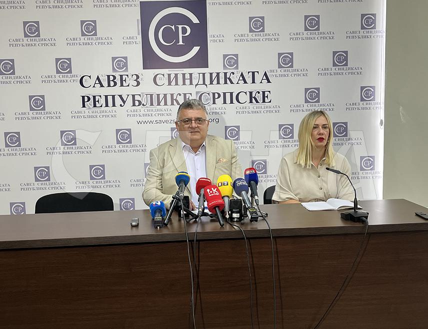 БАЊАЛУКА, 31. АВГУСТА /СРНА/ - Синдикат образовања, науке и културе Републике Српске наставиће са ресорним министарствима да ради на побољшању материјалног положаја просвјетних радника, а у наредних мјесец дана очекују се и измјене посебних колективних уговора, изјавио је предсједник Синдиката Драган Гњатић.