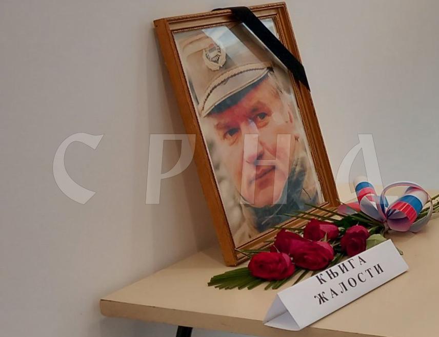 БИЈЕЉИНА, 31. АВГУСТА /СРНА/ - У Центру за културу "Семберија" у Бијељени отворена је књига жалости поводом смрти генерала Ратка Младића.