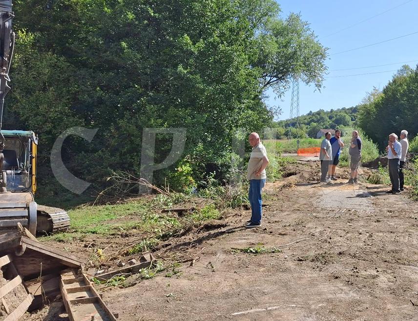 НОВИ ГРАД, 31. АВГУСТА /СРНА/ - У Кршљама код Новог Града данас је почела изградња моста на ријеци Јаприци и приступних саобраћајница, за шта је Влада Републике Српске обезбиједила 436.000 КМ.