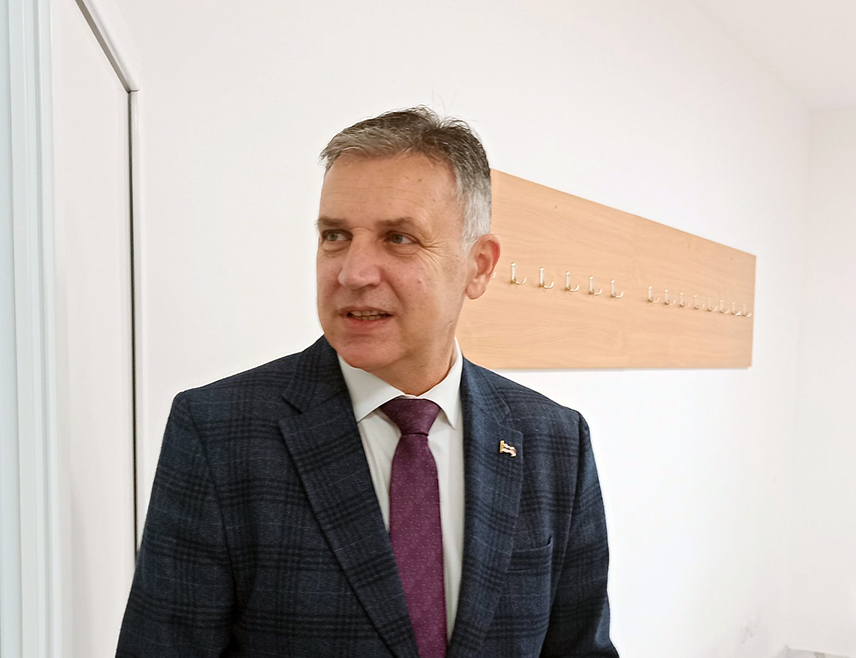 БАЊАЛУКА, 1. СЕПТЕМБРА /СРНА/ - Министар просвјете и културе Републике Српске Боривоје Голубовић посјетиће данас у Прњавору двије основне школе.