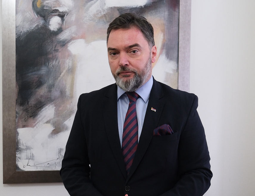 САРАЈЕВО, 1. СЕПТЕМБРА /СРНА/ - Замјеник предсједавајуће Савјета министара Сташа Кошарац подржао је протест превозника у БиХ и истакао да ЕУ наставља да замајава људе, врши притиске и условљава.