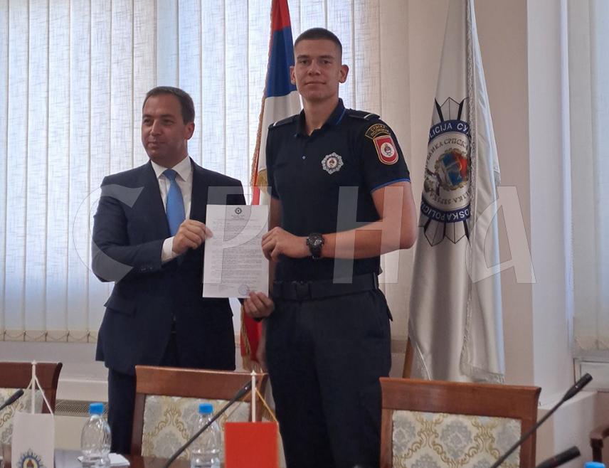 БАЊАЛУКА 1. СЕПТЕМБРА /СРНА/ - Министар правде Горан Селак данас је у Бањалуци уручио рјешења за пријем 20 приправника у Судску полицију и истакао да је Република Српска опредијељена за подмлађивање кадра у институцијама.