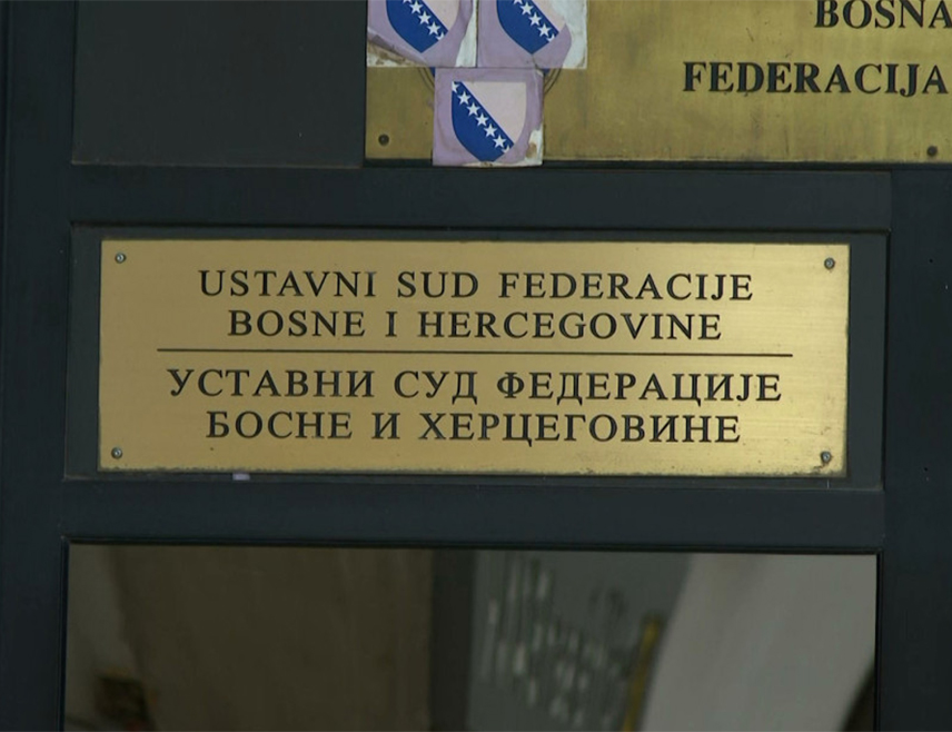 САРАЈЕВО, 1. СЕПТЕМБРА /СРНА/ - Вијеће Уставног суда Федерације БиХ /ФБиХ/ за заштиту виталних интереса одржаће у четвртак, 3. септембра, у Сарајеву јавну расправу у предмету који се односи на захтјев Клуба посланика Срба у Скупштини Унско-санског кантона за утврђивање виталног националног интереса српског народа у вези са одлукама донесеним током промјене власти у овом кантону.