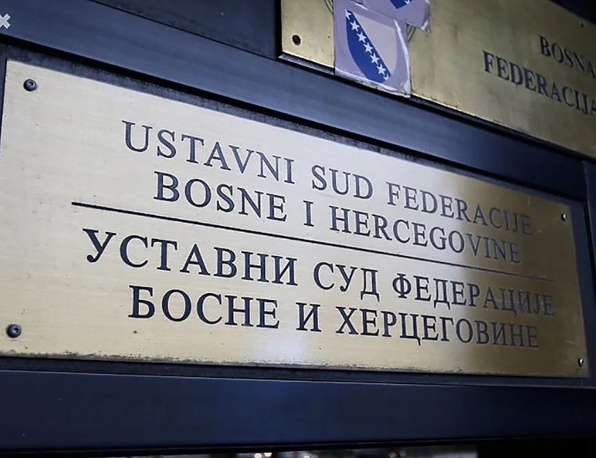 САРАЈЕВО, 3. СЕПТЕМБРА /СРНА/ - Вијеће Уставног суда ФБиХ за заштиту виталних интереса одржаће данас у Сарајеву јавну расправу у предмету који се односи на захтјев Клуба посланика Срба у Скупштини Унско-санског кантона за утврђивање виталног националног интереса српског народа у вези са одлукама донесеним током промјене власти у овом кантону.
