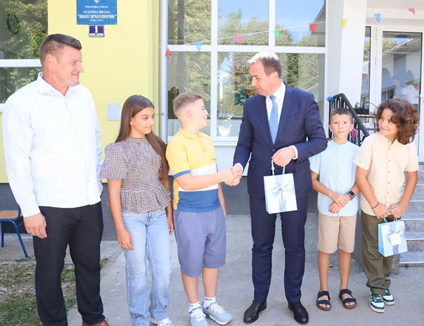 БАЊАЛУКА, 1. СЕПТЕМБРА /СРНА/ - Министар правде Републике Српске Горан Селак поручио је данас да је знање младих генерација темељ на којем Министарство правде и Влада Републике Српске граде стабилан, сигуран и праведан амбијент за живот свих грађана.