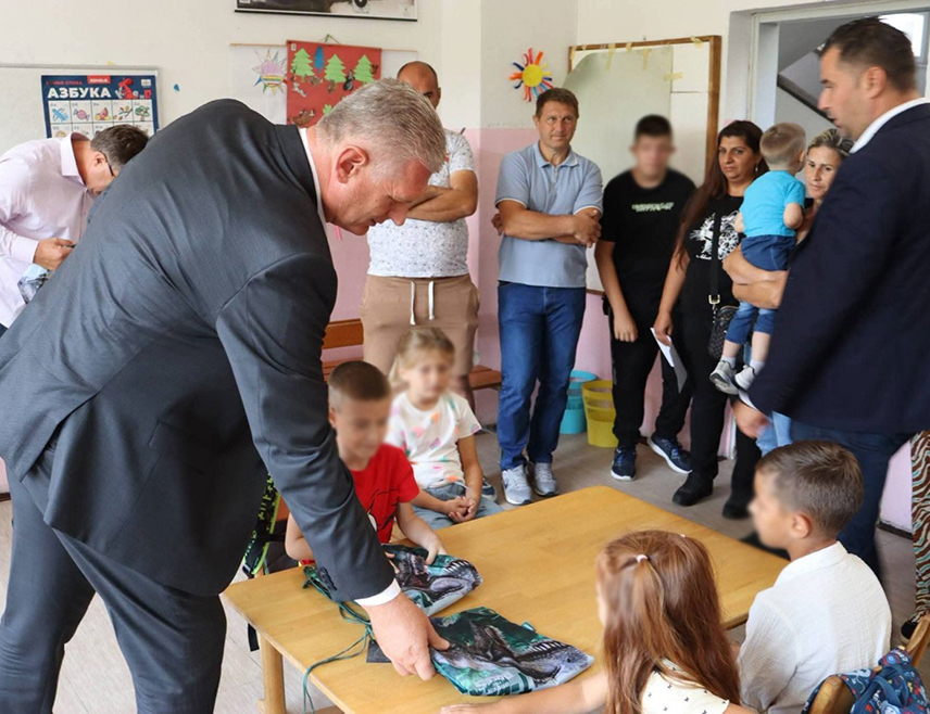 ЛОПАРЕ, 1. СЕПТЕМБРА /СРНА/ - У лопарском насељу Пељаве поново је почела да ради обновљена подручна основна школа у коју је уписано петоро ученика, саопштено је из Општинске управе Лопаре.