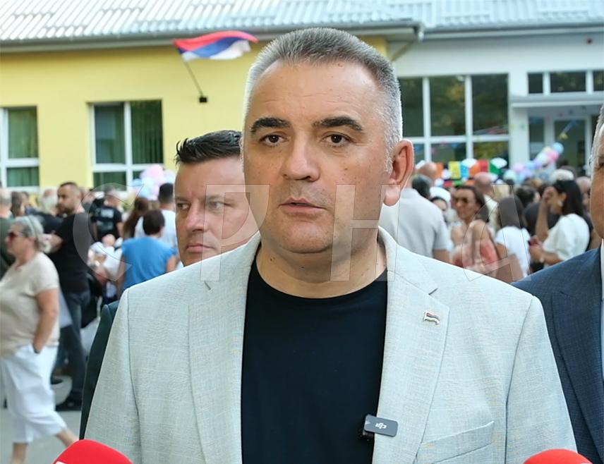 БАЊАЛУКА, 1. СЕПТЕМБРА /СРНА/ - Предсједник Владе Републике Српске Саво Минић изјавио је да је у школама у Републици Српској ове године око 150 више првачића него лани.
