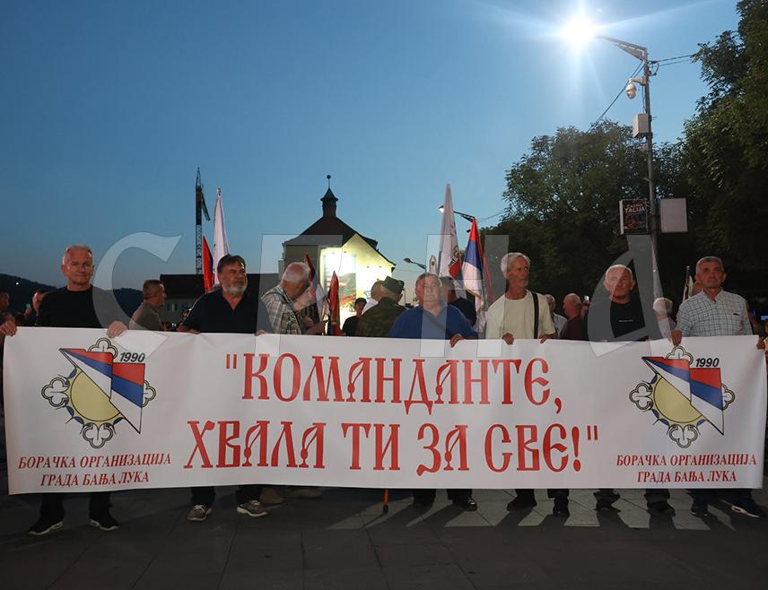 БАЊАЛУКА, 1. СЕПТЕМБРА /СРНА/ - На Тргу Крајине у Бањалуци вечерас су се окупили грађани, борци, ратни војни инвалиди, породице погинулих и велики број младих људи како би одали почаст генералу Ратку Младићу.