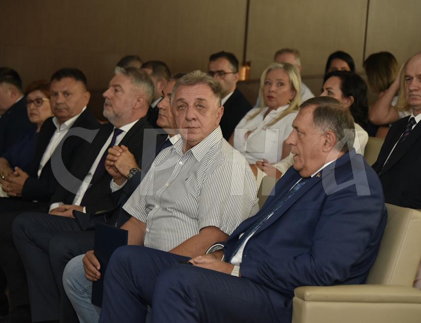 БАЊАЛУКА, 2. СЕПТЕМБРА /СРНА/ - У Институту "Др Мирослав Зотовић" у Слатини код Бањалуке, у присуству високих званица, почела је презентација нових пројеката и активности института, значајних за унапређење здравственог система и рехабилитације у овој здравственој установи.