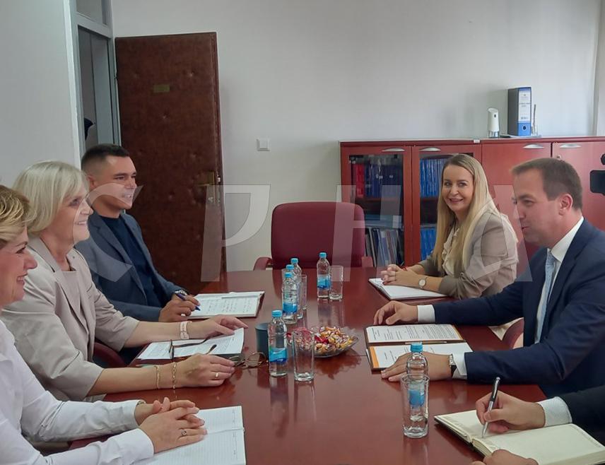 БАЊАЛУКА, 2. СЕПТЕМБРА /СРНА/ - Влада Републике Српске помоћи ће да за Републичко јавно тужилаштво, које нема властиту зграду, буде ријешено питање простора и створени бољи услови за рад, истакао је данас министар правде Горан Селак.