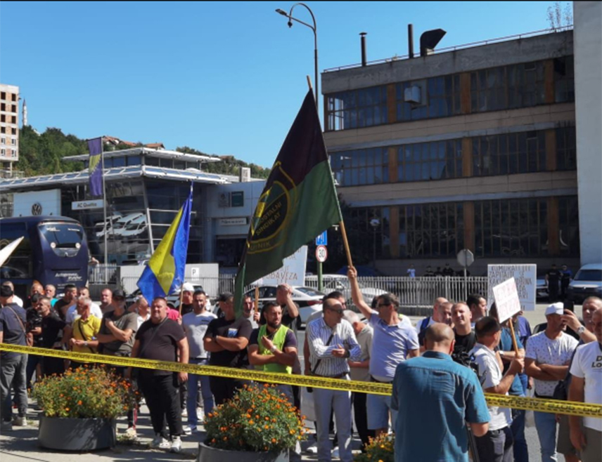 САРАЈЕВО, 2. СЕПТЕМБРА /СРНА/ - Незадовољни зенички рудари, након низа неиспуњених обећања, данас протестују у Сарајеву испред зграде Владе Федерације БиХ /ФБиХ/.
