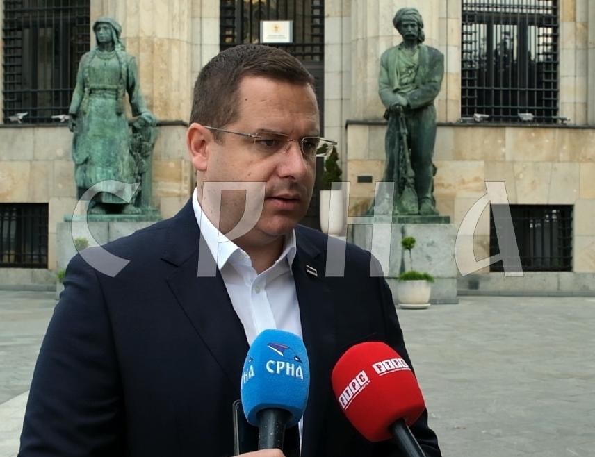 BANJA LUKA, SEPTEMBER 2 /SRNA/ – SNSD spokesperson Radovan Kovačević called on the opposition, instead of attacking the Republika Srpska Government, to at least once side with its own people, given, as he noted, that they remain silent about more than 60,000 criminal complaints from Sarajevo filed against Serbs, as well as BiH Presidency Chairman Denis Bećirović’s appeal directed against Republika Srpska.