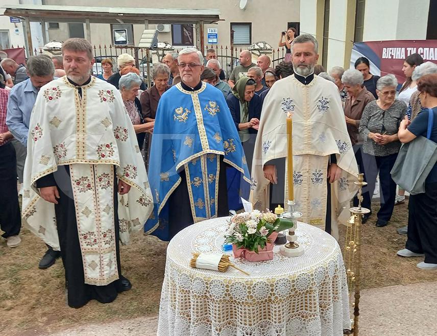 ТРНОВО, 2. СЕПТЕМБРА /СРНА/ - Молебан генералу Ратку Младићу служен је вечерас у спомен-капели Светог великомученика Георгија у Трнову у присуству великог броја грађана.
