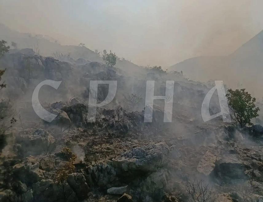TРЕБИЊЕ, 3. СЕПТЕМБРА /СРНА/ - Пожар у рејону требињског села Власаче поново се разбуктава, али је под контролом и не пријети стамбеним објектима, нити насељеним подручјима, саопштено је из Штаба за ванредне ситуације града Tребиња.
