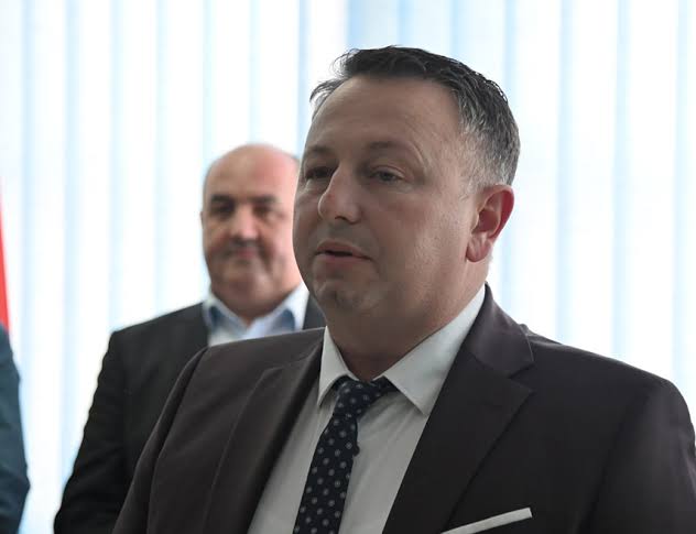 БАЊАЛУКА, 3. СЕПТЕМБРА /СРНА/ - Вршилац дужности директора Републичког секретаријата за расељена лица и миграције Слађан Јовић осудио је напад на српске повратнике у сарајевској општини Вогошћа, те позвао надлежне институције Федерацији БиХ да санкционишу нападаче.