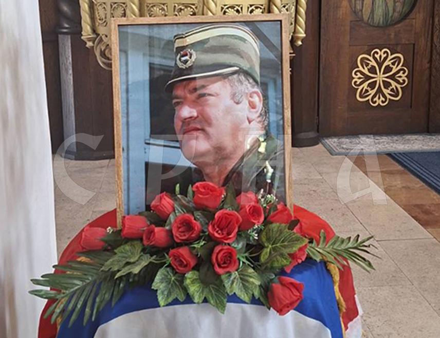 БЕОГРАД, 3. СЕПТЕМБРА /СРНА/ - Авион у којем је ковчег са тијелом генерала Ратка Младића требало би касно послије подне да из Хага стигне на аеродром у Београду, сазнаје Срна.