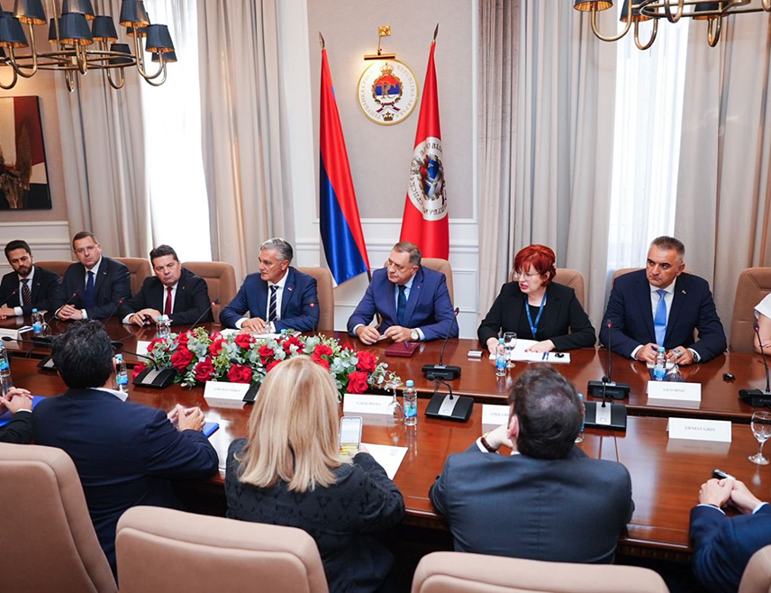 BANJA LUKA, SEPTEMBER 3 /SRNA/ – Republika Srpska Prime Minister Savo Minić emphasized that Republika Srpska’s ties with Israel are rooted in a shared memory, respect for the victims, and a deep understanding of the suffering endured by both the Serb and Jewish peoples.