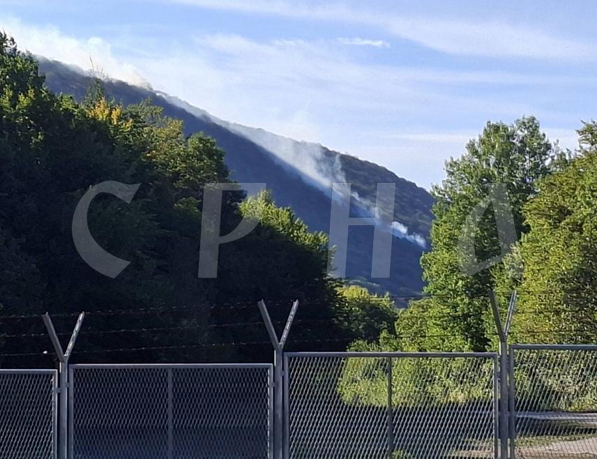 МРКОЊИЋ ГРАД, 4. СЕПТЕМБРА /СРНА/ - На гашењу пожара на подручју општине Мркоњић Град у рејону Рајаковог брда ангажовано је 30 људи, као и хеликоптер Оружаних снага БиХ, а борбу са ватреном стихијом отежава неприступачан терен, рекао је Срни старјешина локалног Ватрогасног друштва Жељко Лакетић.