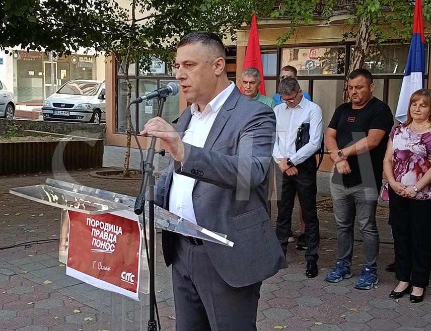 ЗВОРНИК, 4. СЕПТЕМБРА /СРНА/ - Социјалитичка партија Српске /СПС/ у Изборној јединици седам излази са листом од 12 кандидата за Народну скупштину Републике Српске, коју чине породични људи од интегритета, остварени у својим пословима, рекао је у Зворнику носилац листе кандидата СПС-а Синиша Мијатовић.