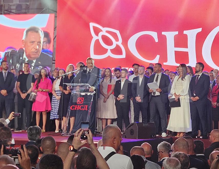 ШАМАЦ, 4. СЕПТЕМБРА/СРНА/ - СНСД је гаранција за Републику Српске, из Шамца креће у још једну побједу, поручено је са трибине из овог посавског града гдје се окупило више од 15.000 људи да пружи подршку политика СНСД-а и његовим кандидатима за опште изборе 4. октобра.
