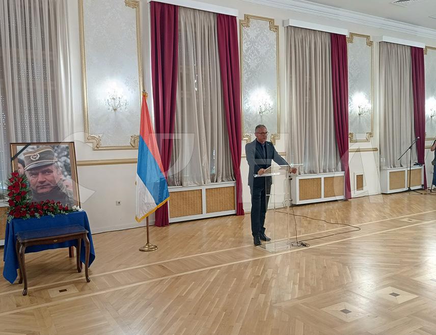 БЕОГРАД, 5. СЕПТЕМБРА /СРНА/ - Министар рада и борачко-инвалидске заштите Републике Српске Радан Остојић рекао је да је генерал Ратко Младић преузео велику обавезу да сачува српски народ и Републику Српску, због чега ће вјечно остати дио наше најславије историје.