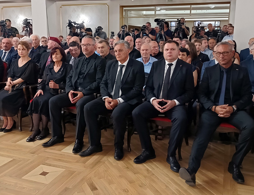 БЕОГРАД, 5. СЕПТЕМБРА /СРНА/ - Министар унутрашњих послова Републике Српске Жељко Будимир изјавио је данас у Београду, након комеморације генералу Ракту Младићу, да међународна правде не постоји, те указао на некажњивост бошњачких војних званичника.