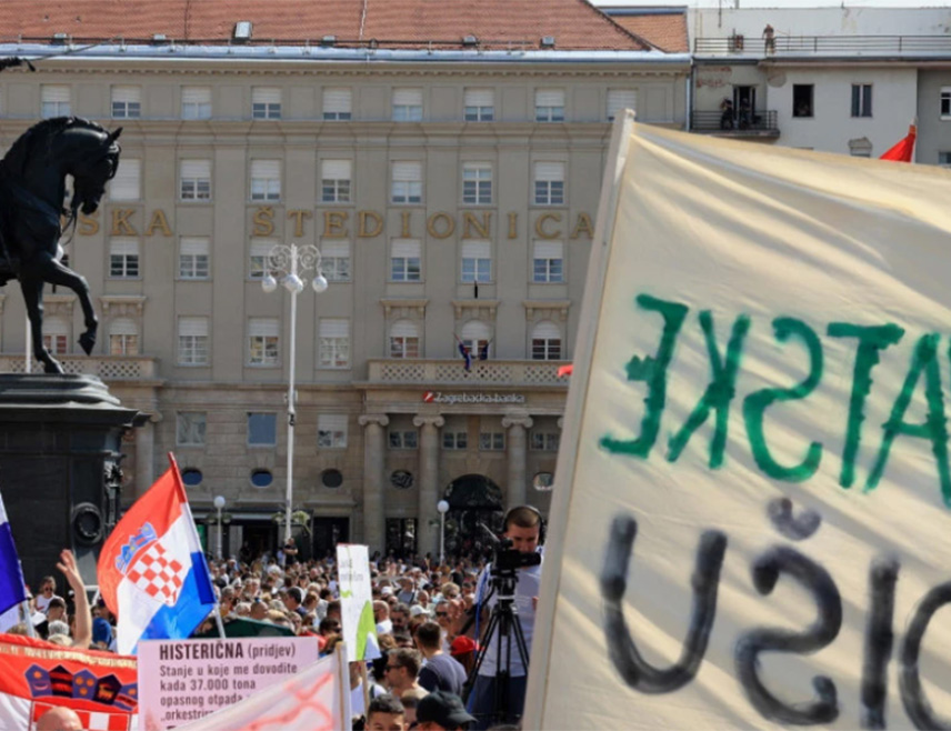 ЗАГРЕБ, 5. СЕПТЕМБРА /СРНА/ - У Загребу је данас одржан протест "Шетај за Лику, шетај за Хрватску", на коме су учествовале десетине хиљада људи, а који је организован због 37.000 тона илегалног и опасног отпада који је одложен на подручју Госпића.