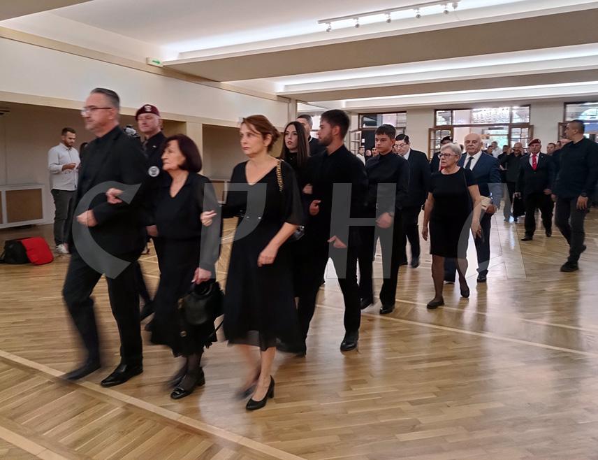 БЕОГРАД, 6. СЕПTЕМБРА /СРНА/ - Породица генерала Ратка Младића апеловала је на све који намјеравају да за сахрану генерала купе цвијеће и вијенце то не чине, већ да тај новац уплате за обољелу дјецу.