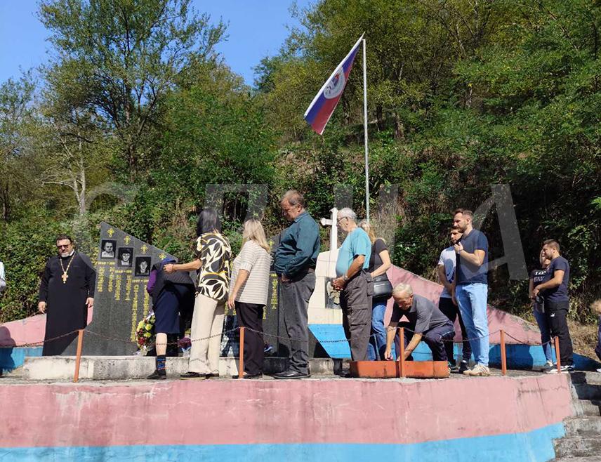 БРАТУНАЦ, 6. СЕПТЕМБРА /СРНА/ - У братуначком селу Слапашница данас је служен парастос старадалим српским борцима и цивилима из тог села у Одбрамбено-отаџбинском рату у БиХ и у Другом свјетском рату.