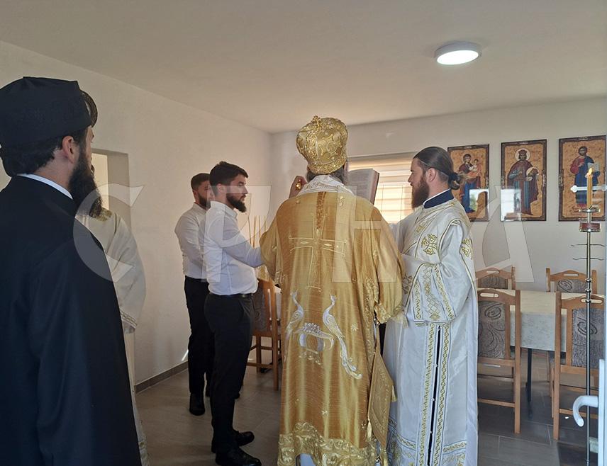 ШАМАЦ, 6. СЕПTЕМБРА /СРНА/ - Његово високопреосвештенство митрополит зворничко-тузлански Фотије служио је Свету архијеријску литургију у Храму Светог цара Лазара у Крушковом Пољу код Шамца и освештао нову црквену зграду.