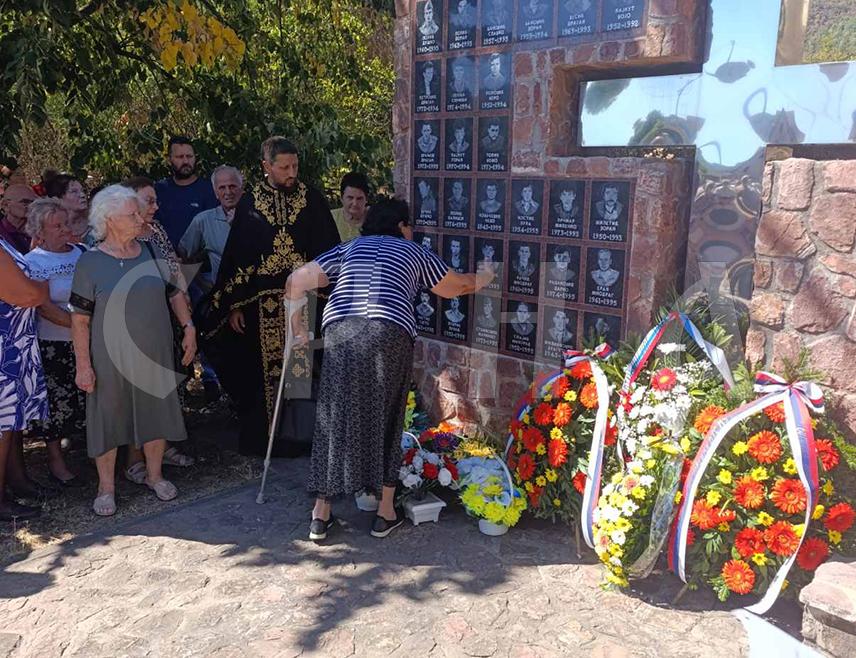 БАЊАЛУКА, 6. СЕПТЕМБРА /СРНА/ - У бањалучкој мјесној заједници Кола данас је служен помен за 33 погинула борца Војске Републике Српске /ВРС/, те у мјесној заједници Голеши за 15 погинулих бораца са тог подручја.