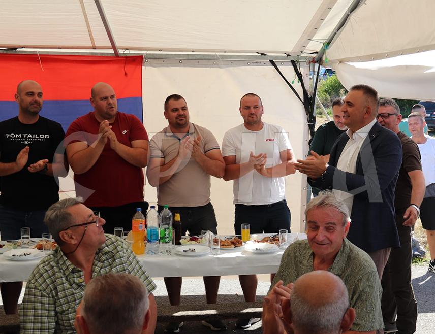 ДЕРВЕНТА, 6. СЕПТЕМБРА /СРНА/ - Предсједник Владе Републике Српске и Ловачког савеза Српске Саво Минић присуствовао је данас у Трстенцима код Дервенте отварању ловне сезоне за 2026/2027. годину Ловачког удружења "Мотајица".
