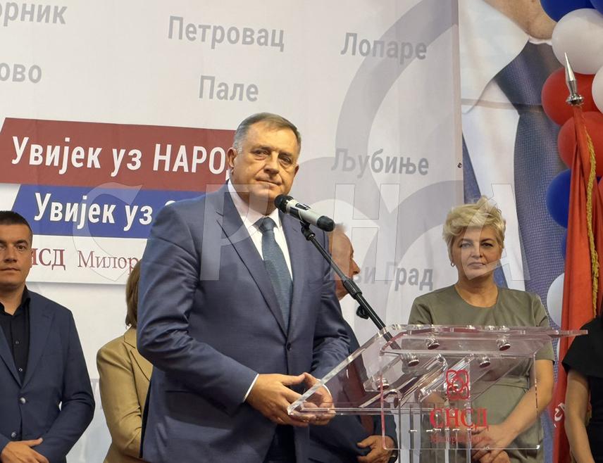ДОБОЈ, 6. СЕПТЕМБРА /СРНА/ - Лидер СНСД-а Милорад Додик поручио је вечерас у Добоју да је СНСД увијек уз свој народ и Републику Српску.